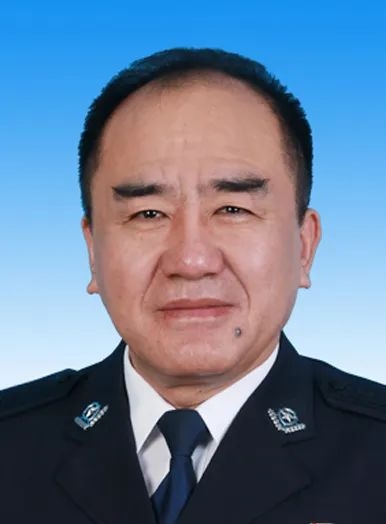 中共党员,1968年出生,1987年入伍,1990年退役,现任乌鲁木齐市公安局